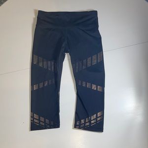 Black & gold cropped pocket leggings 👑